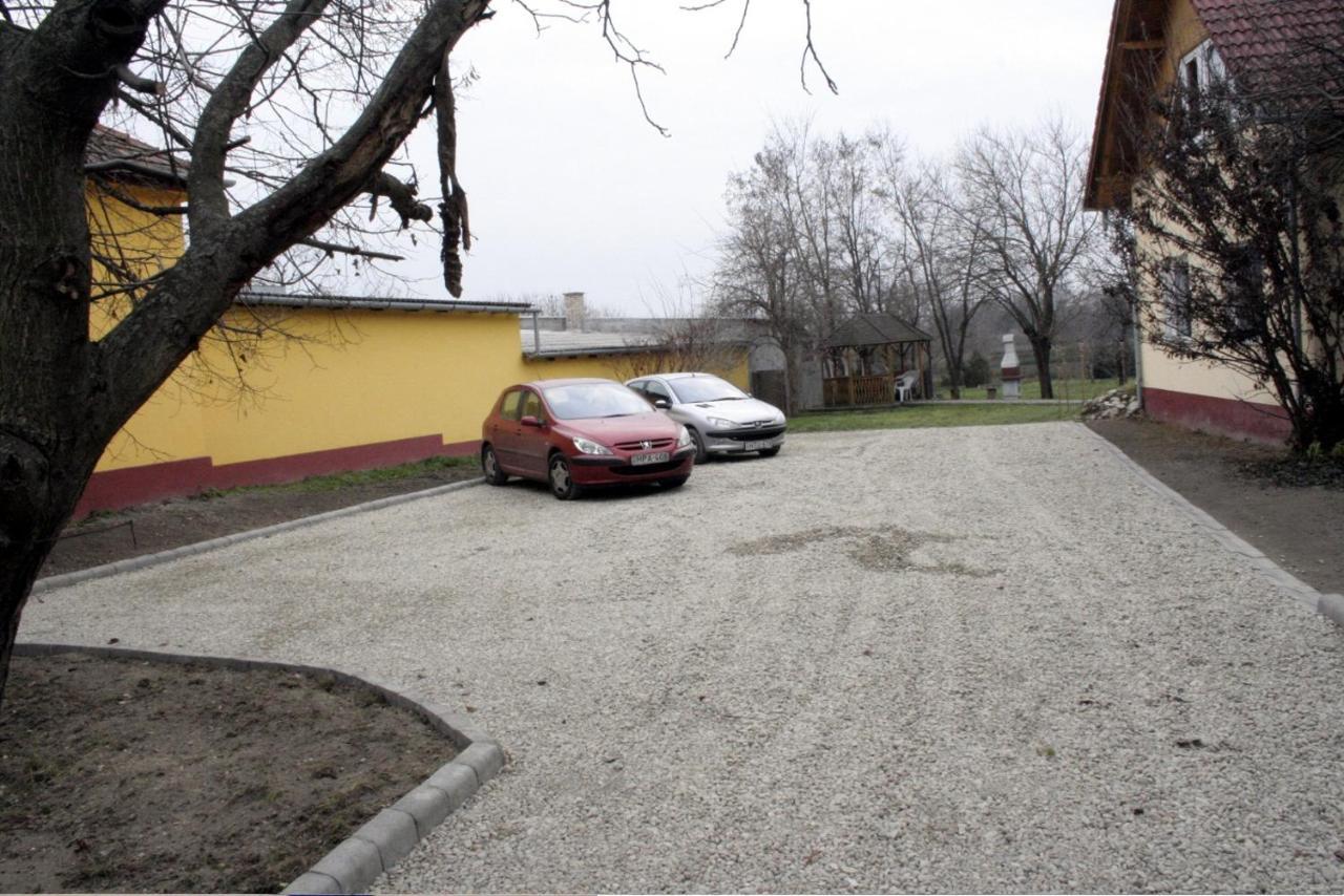 Bed and Breakfast Casa Napsugár Panzió Apostag Esterno foto