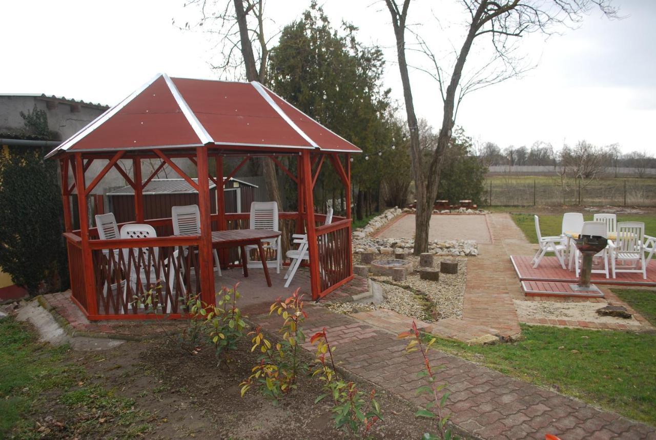 Bed and Breakfast Casa Napsugár Panzió Apostag Esterno foto