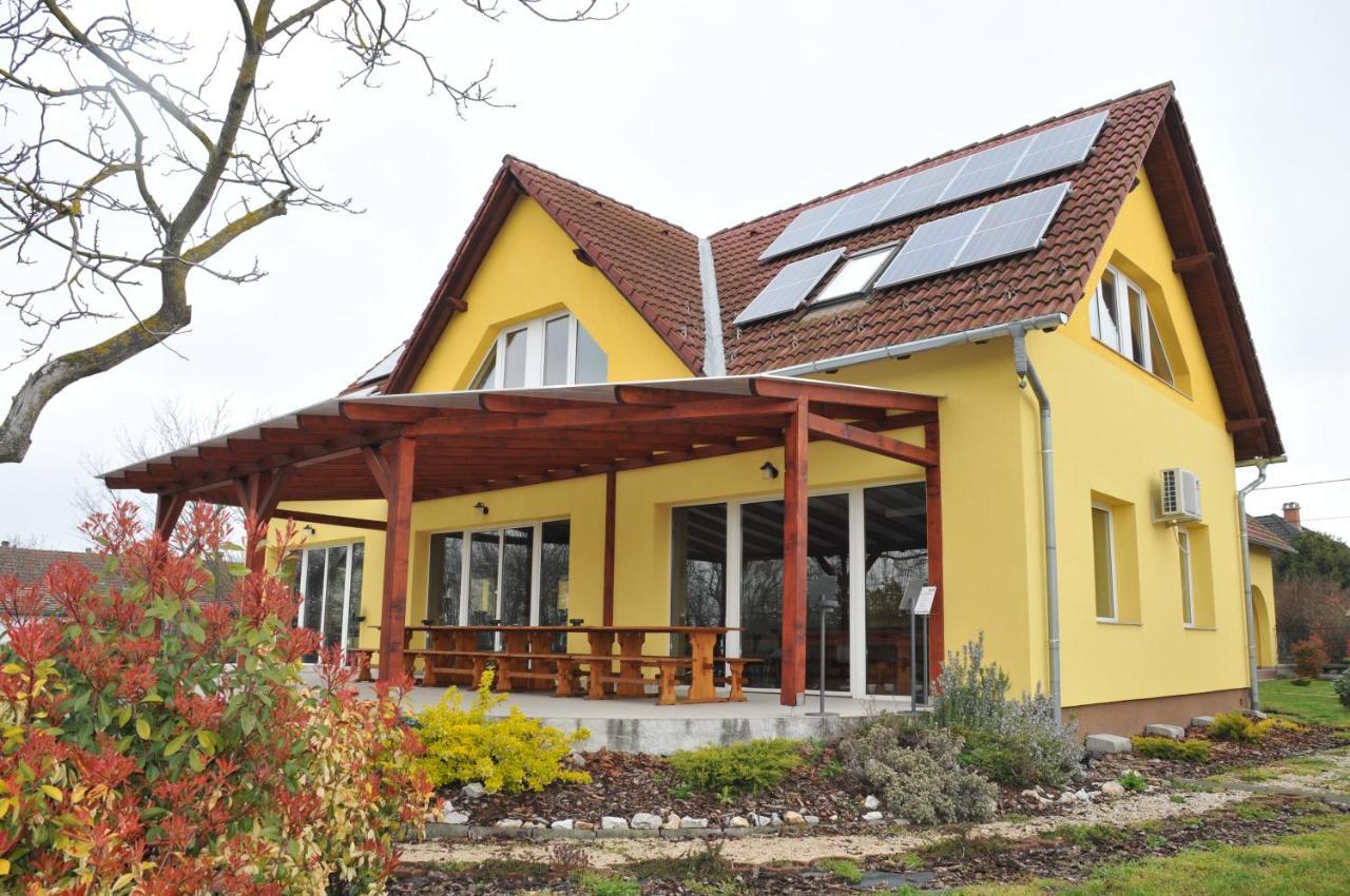 Bed and Breakfast Casa Napsugár Panzió Apostag Esterno foto