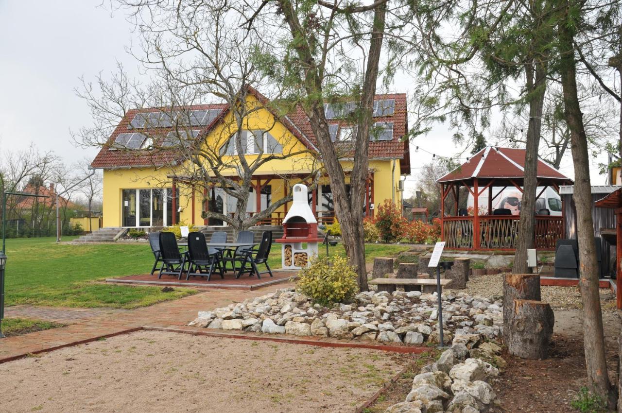 Bed and Breakfast Casa Napsugár Panzió Apostag Esterno foto