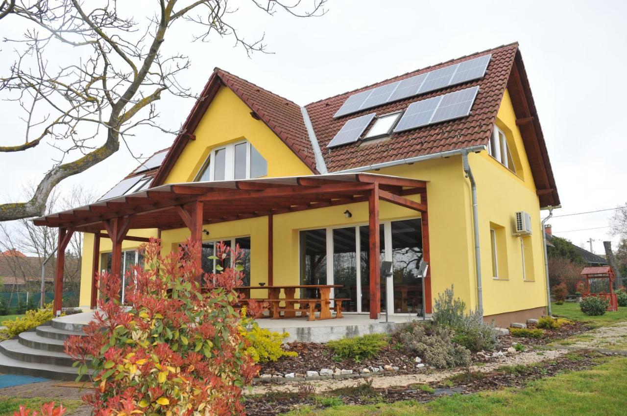 Bed and Breakfast Casa Napsugár Panzió Apostag Esterno foto